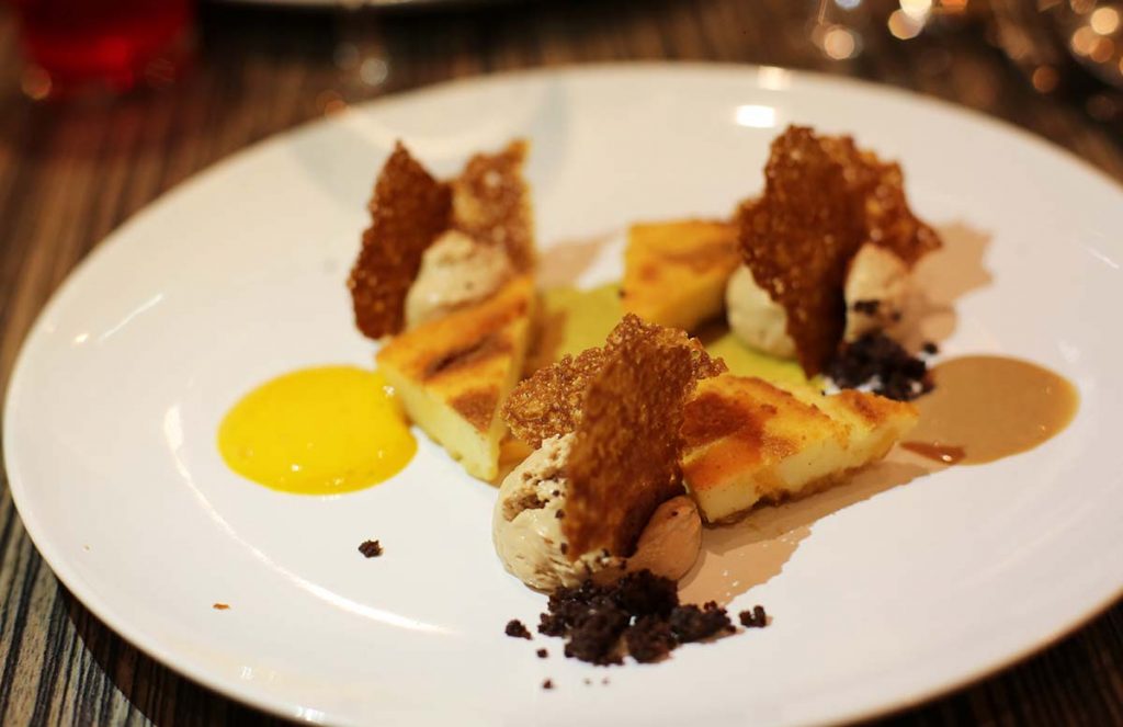 Clafoutis ananas et mangue rôtis, mousse chocolat au lait, crème curry