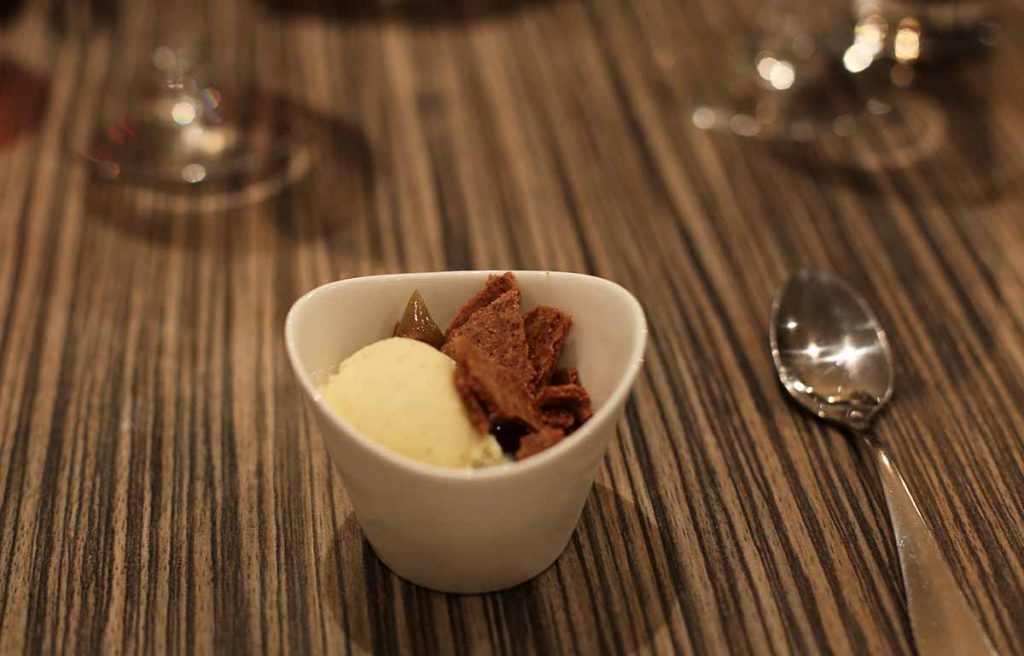 Pré dessert à la vanille, confiture et biscuit