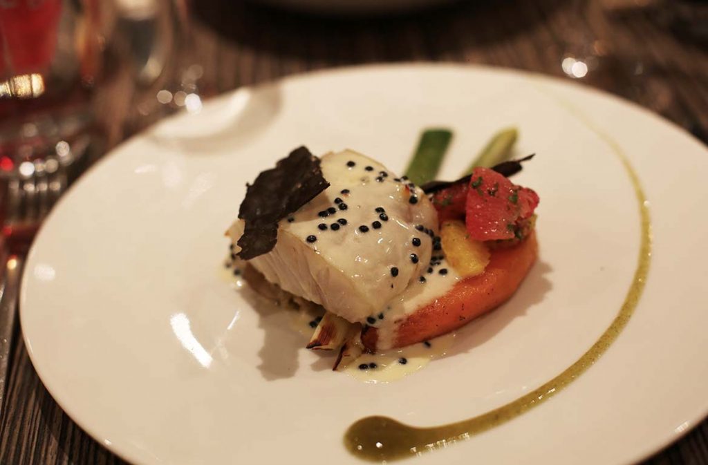 Pavé de lieu jaune, fricassée de salsifis et poireaux, potiron, salade d'agrumes au cerfeuil, beurre blanc harenga