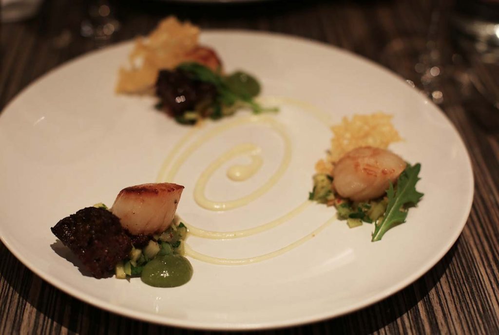 Saint-Jacques rôties, boudin noir et pommes, céleri branche, purée de panais au curry