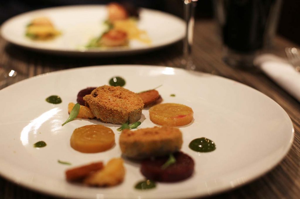 Foie gras cuit au vin rouge, mandarines caramélisées, betteraves rôties à la vanille, pain d'épices, gel mandarine